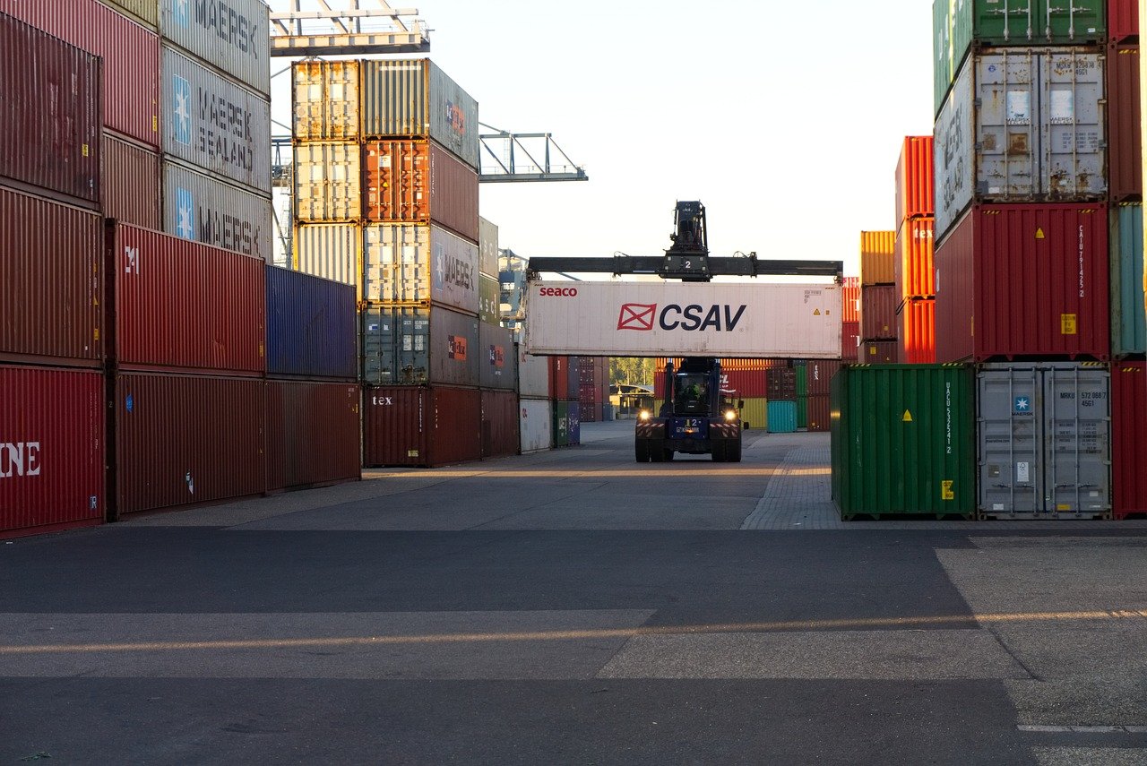 Transport i spedycja kontenerowa pojazd do przeładunku kontenerów