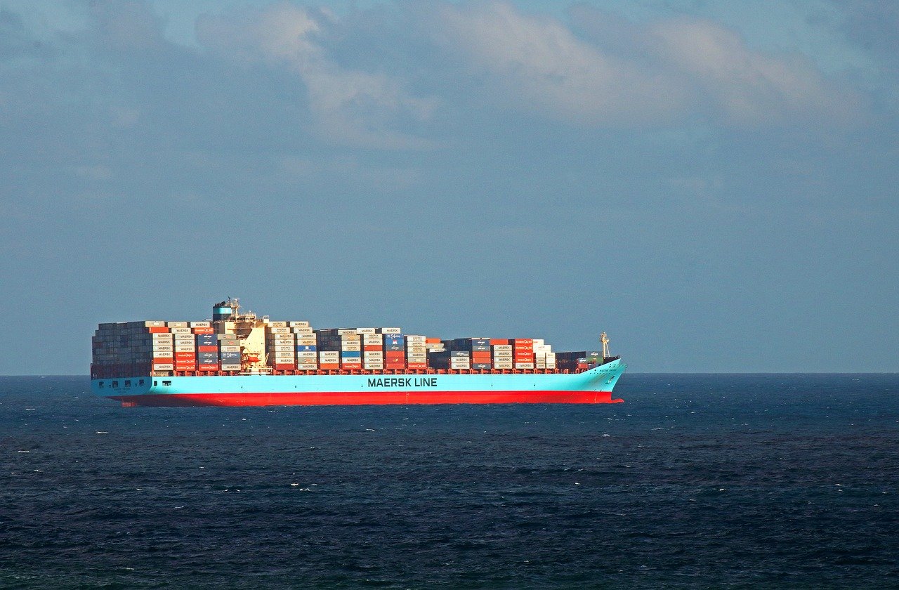 Kontenery na statku transport kontenerowy